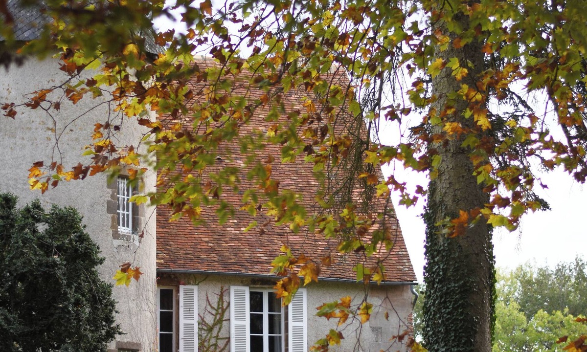 Chaillac House | A spacious setting surrounded by naturenThe castle and its cottage.