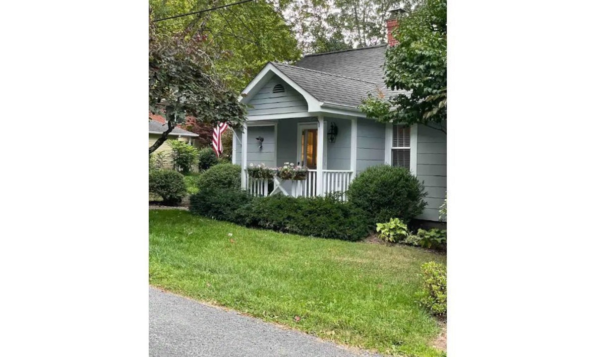 Lewisburg Cottage | A special cottage close to EVERYTHING!