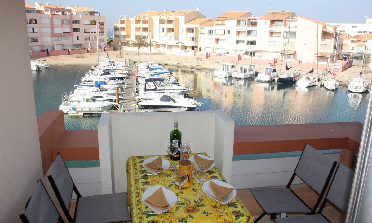 Frontignan Apartment | A splendid view of the marina for this pretty apartment