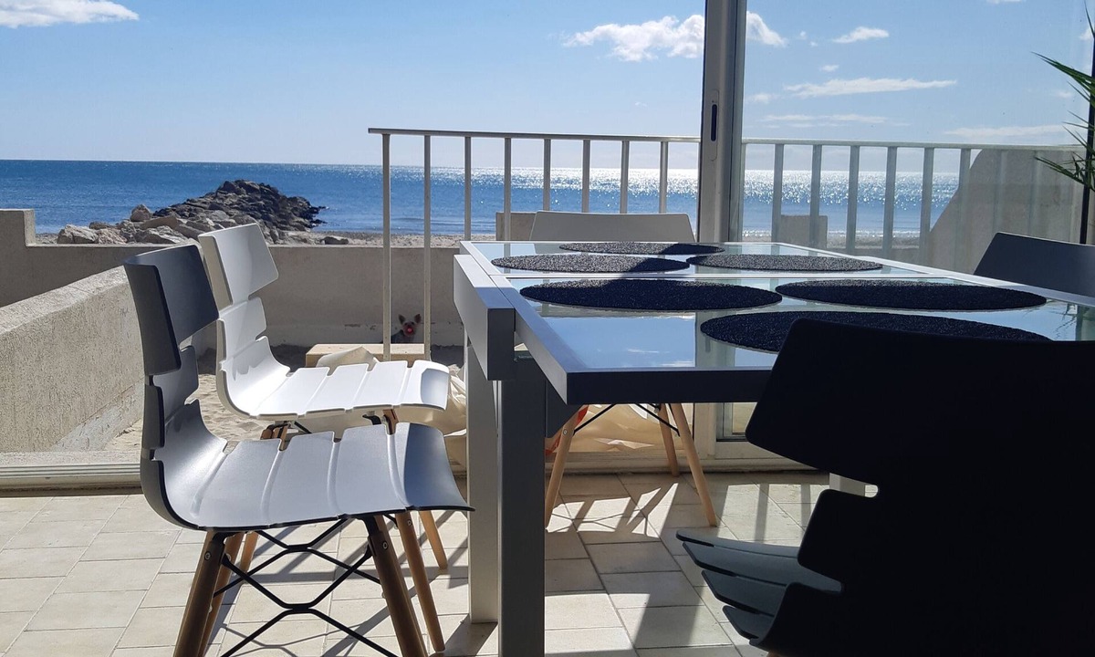 Palavas-les-Flots Apartment | A stay with your feet in the water. Spacious & bright apartment