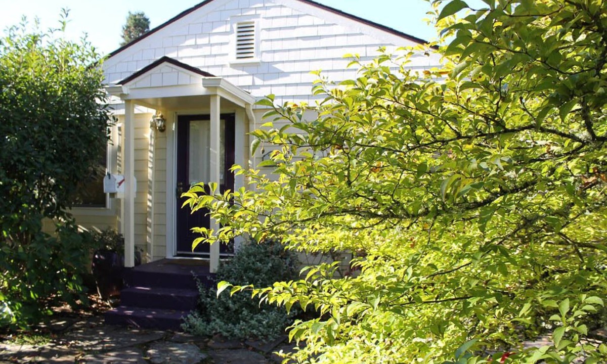 West Eugene House | A Step Away From Downtown- Quiet, Light, and Clean