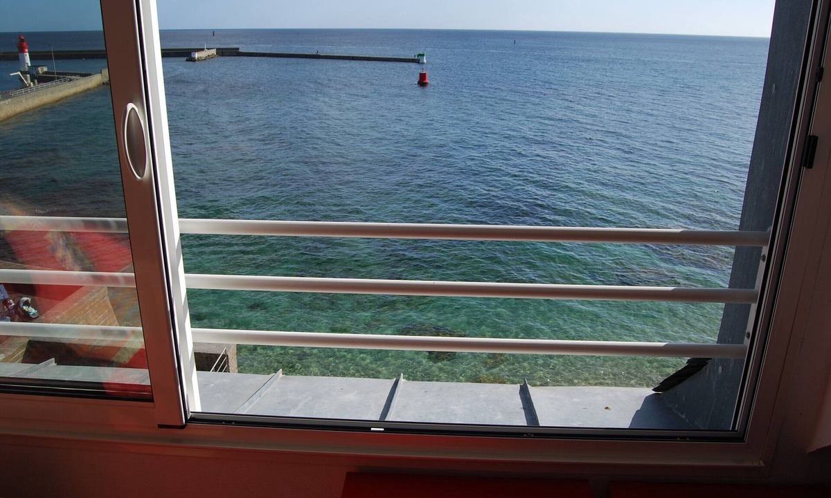 Guilvinec Apartment | A studio located in a house directly on the beach in a stunning maritime site