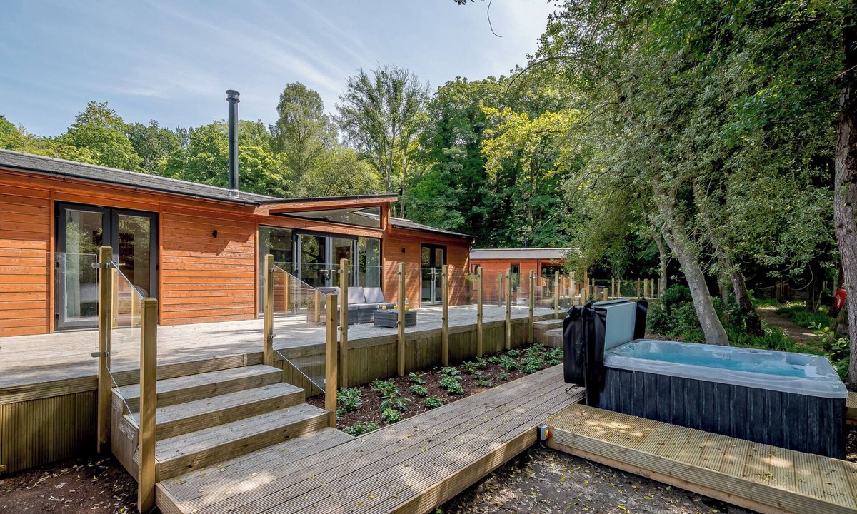 Annbank Ski Chalet | A stunning lodge with a centre lounge.