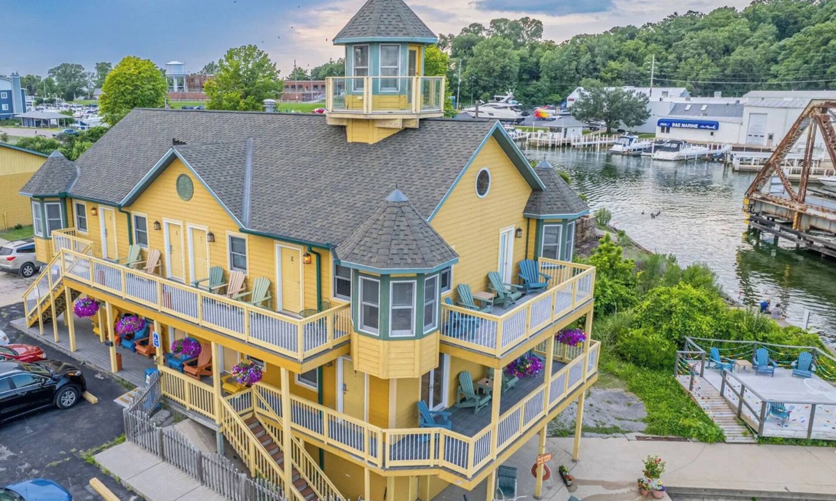 Michigan City Hotel | A Suite Place .5 mi from Beach