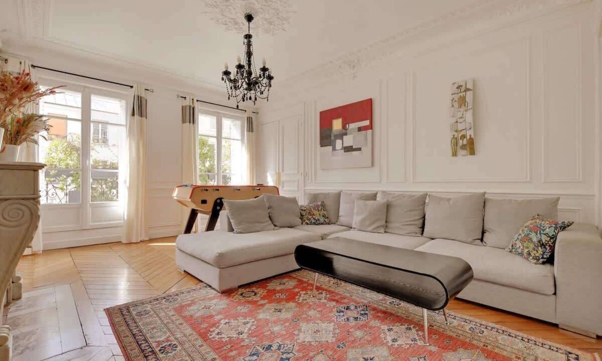 9th Arrondissement Apartment | A Superb 3-BR/2BA In Saint-Georges