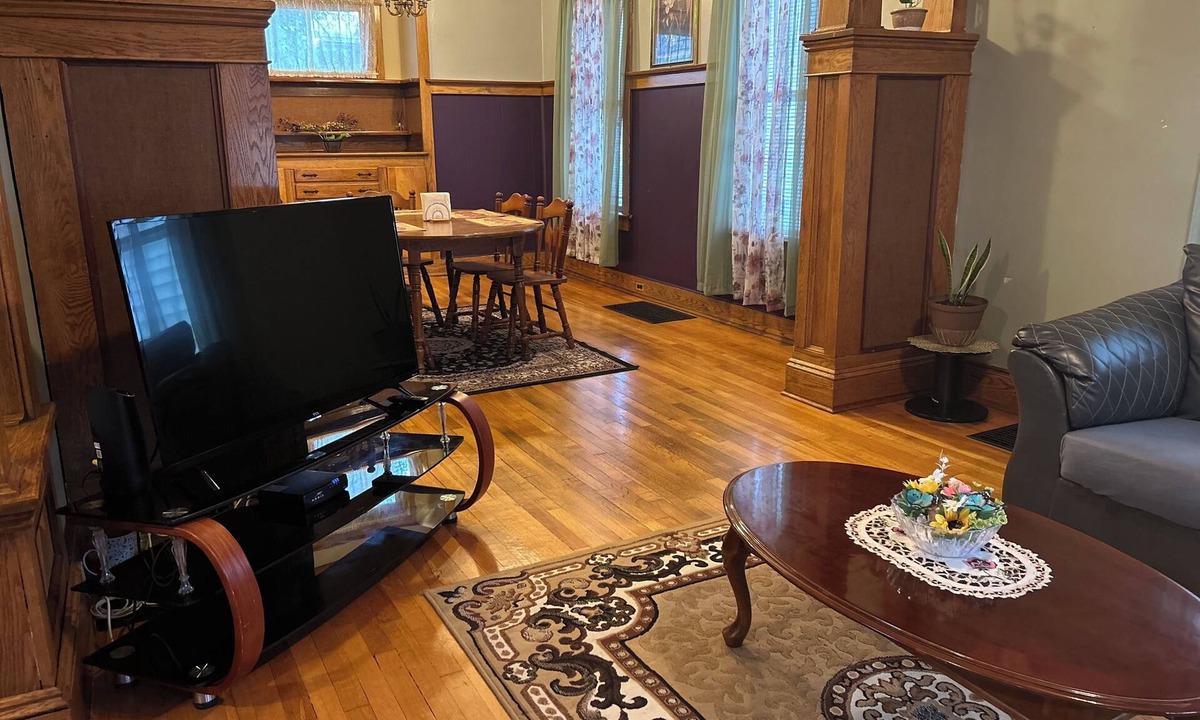 Schenectady House | A sweetheart homen3-bedroom vacation home, 6 minutes to Rivers Casino & Resort