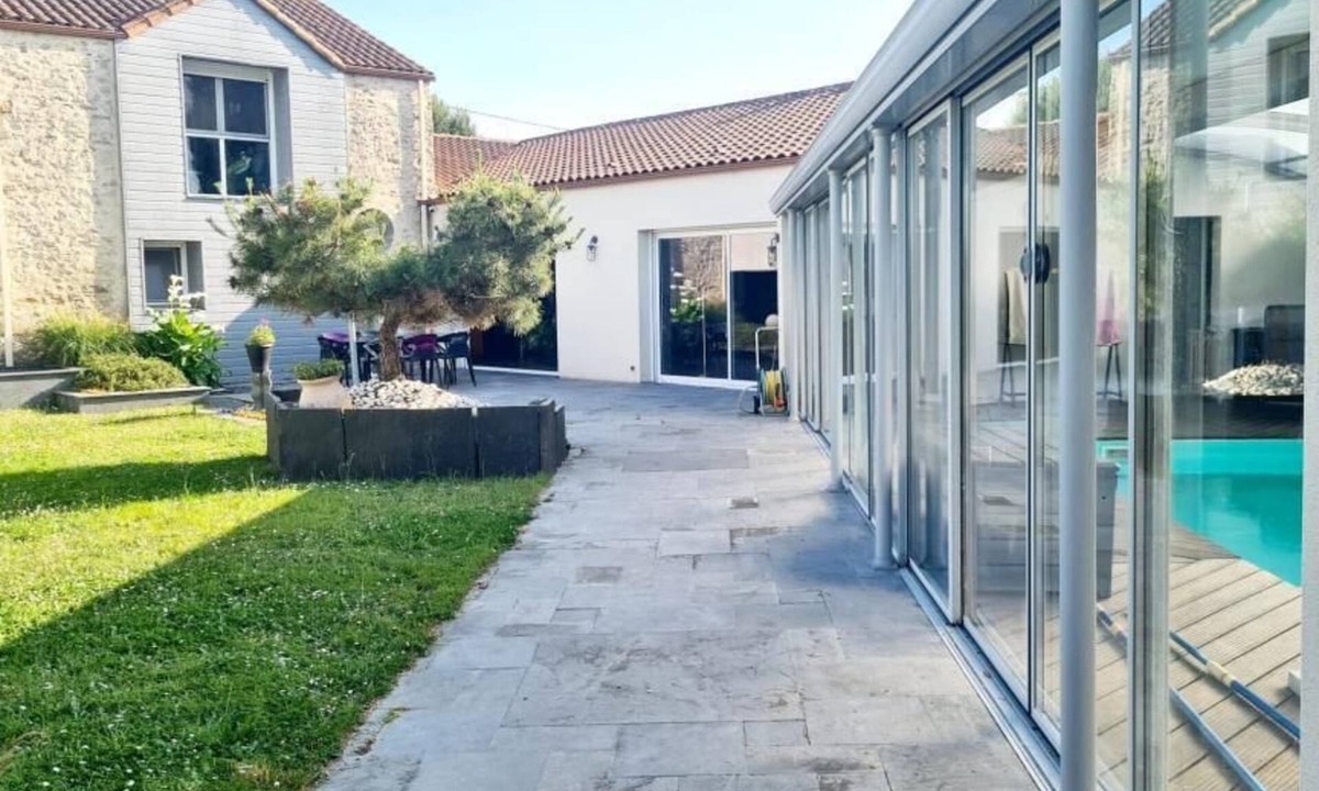 Aigrefeuille-sur-Maine Villa | A swimming pool in the vineyard!