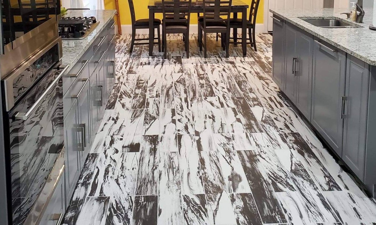 Lewisville House | A touch of class away from home