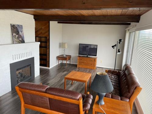 Anacortes Apartment | A-town MSM Charmer