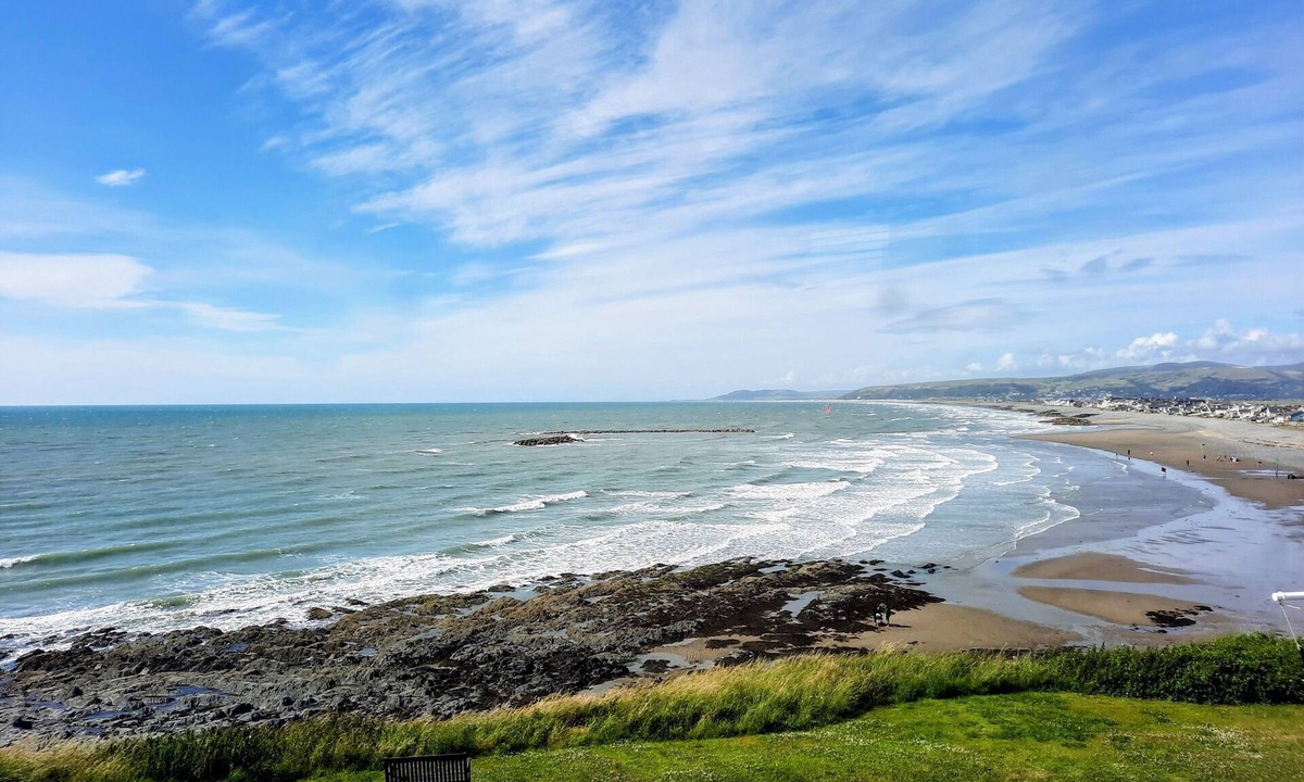Borth House | A Tranquil haven with panaromic views.