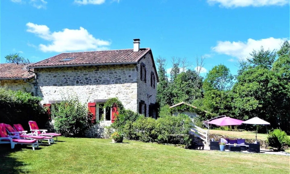 Abjat-sur-Bandiat Cottage | A tranquil setting with beautiful views