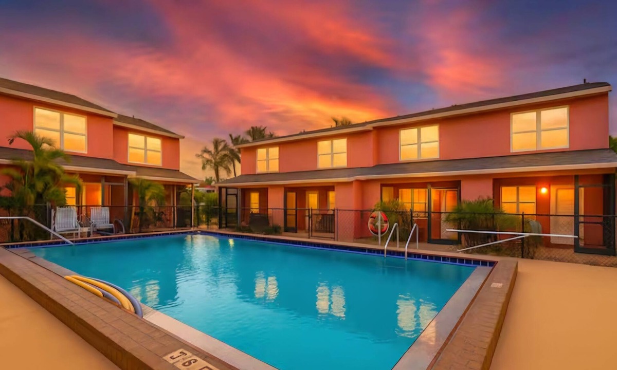 Iona House | A Tropical Paradise, 2-bedroom townhouse with AC, WiFi, & pool in Ft. Myers