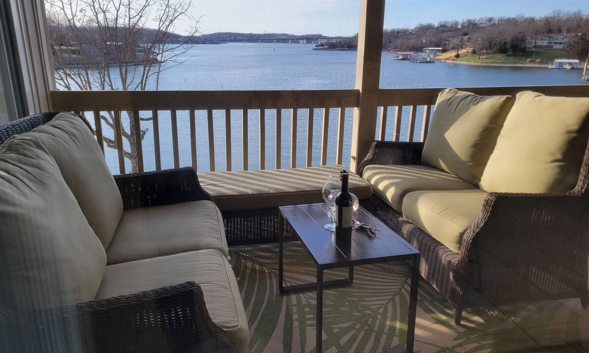 Osage Beach Condo | A True 10! WATERFRONT 5 STAR n100 Reviewsnwalk-in, 3 pools/3 B/3 BATH sleeps 9