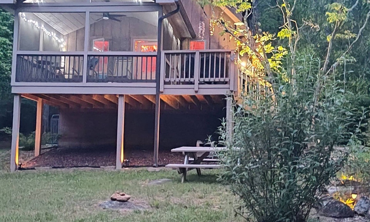 Peaks Cabin | A true hidden gem on Stoney Creek! Relax, unwind, and enjoy a peaceful getaway!