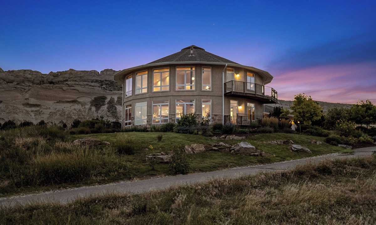 Meriden House | A Truly Amazing space hidden in a secluded sandstone canyon with amazing views