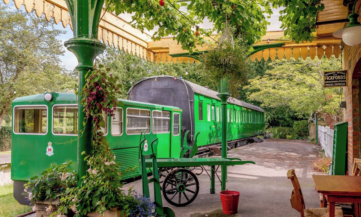 Stockbridge Cottage | A truly beautiful train conversion, a stone’s throw from the River Test.