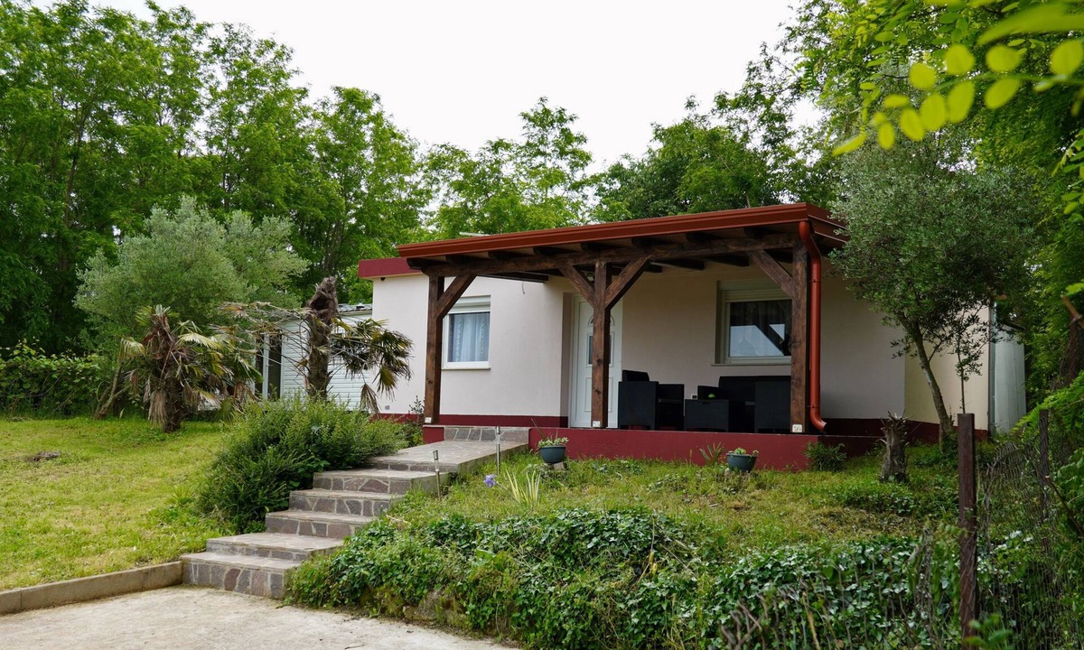 Petrovija House | A two bedroom, budget friendly bungalow with large garden - Anma