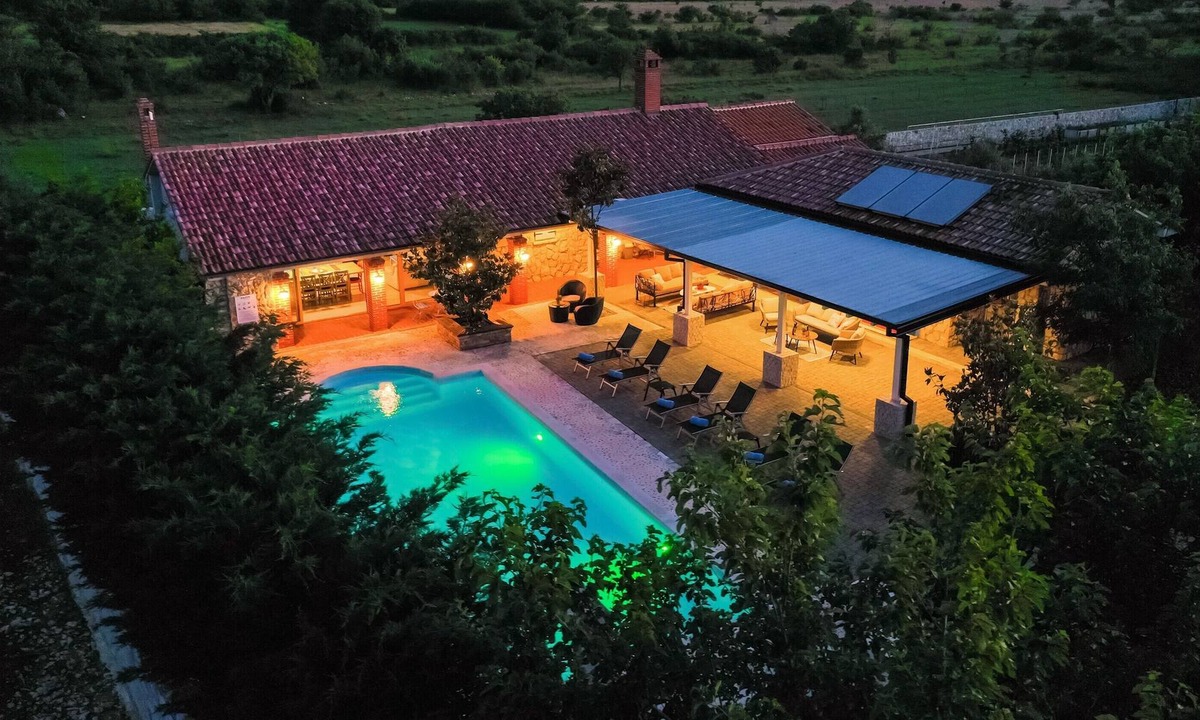 Poljica Villa | A unique Villa pequena perla with a pool