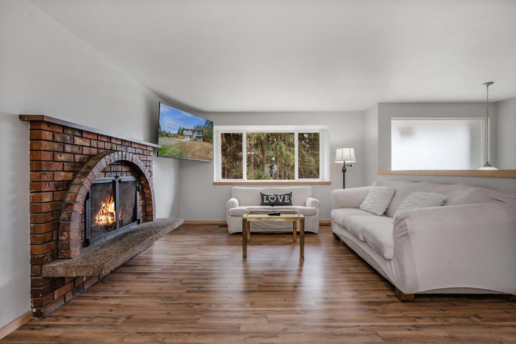 Silver Lake Villa | A very large 2 level 4 Beds 2 Baths Entire House