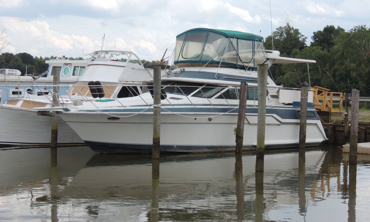 North Chesterfield Boat Rental | A VERY NICE 43' YACHT WITH LONG RIVER VIEWS AND ONSITE RIVERSIDE DINING