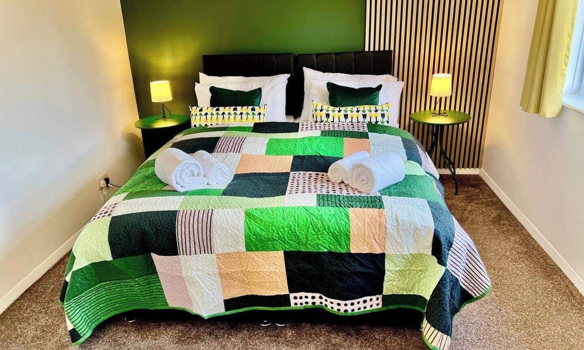 Derby House | A vibrant 3-bedroom house with ample parking