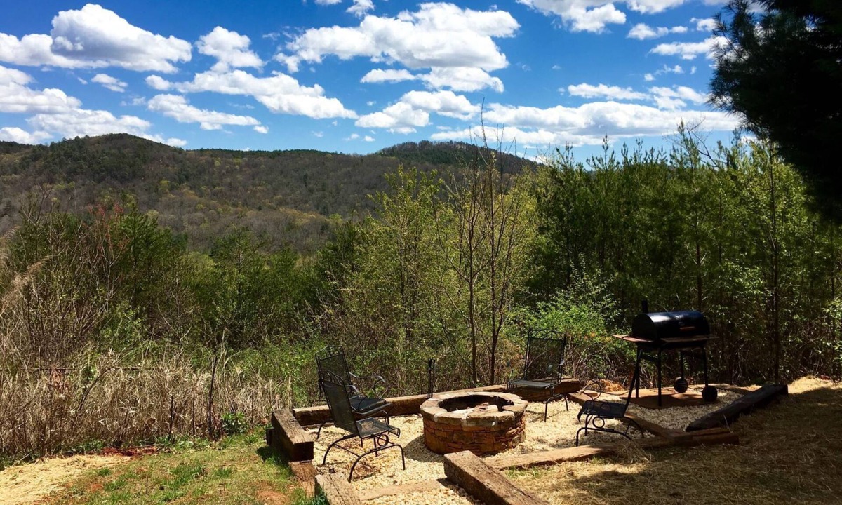 Sautee Nacoochee Cabin | A View From Above - Dog Friendly w/Screened in Porch and Hot Tub, Near Helen GA