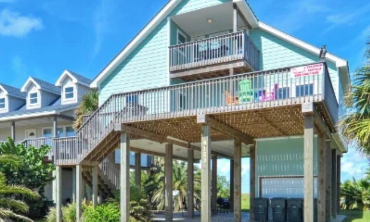 Pointe San Luis House | A View to Remember nnnSpacious 3-bedroom house in a serene location with AC