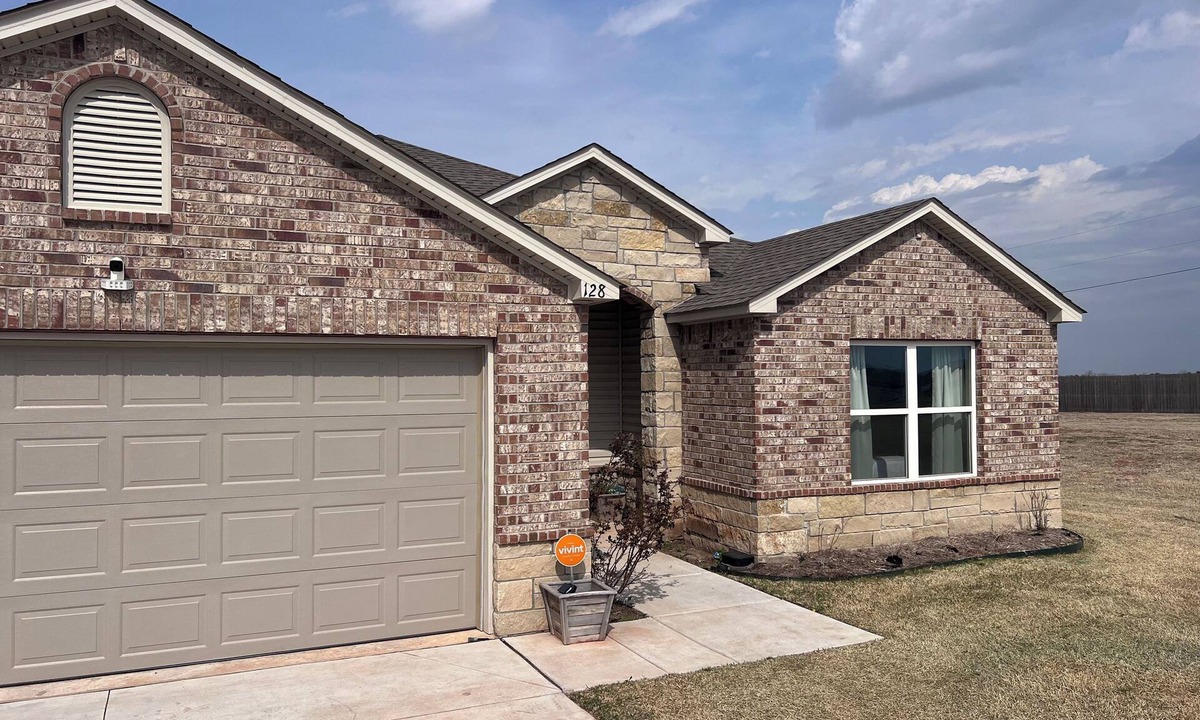 Shawnee House | A Winning Stay-Mins. from Firelake Fields & Casino-Enjoy the Large Yard&Hot Tub
