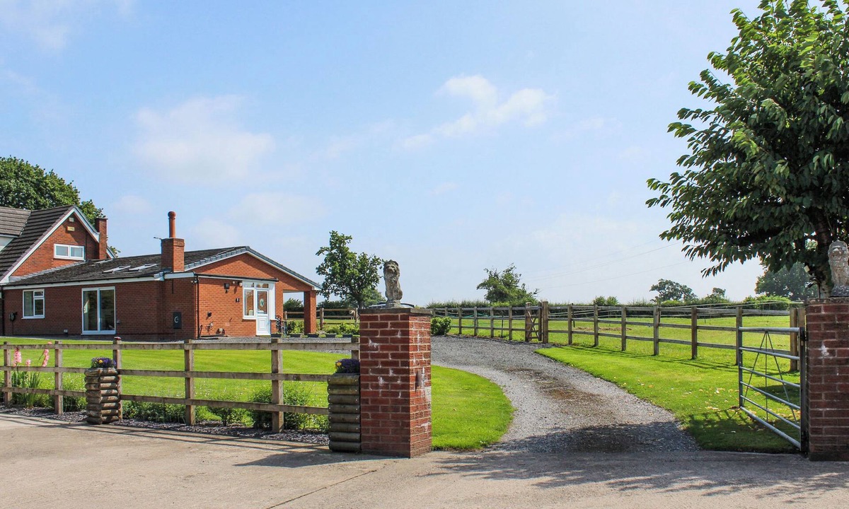 Winsford Cottage | A wonderful single level property set within a working equestrian setting.