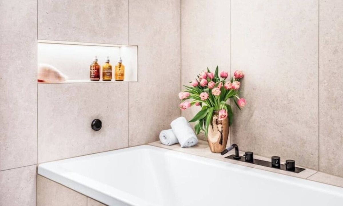 Old Town Apartment | AAA Luxury Comfort Rooftop Free Parking AC Fully Equipped