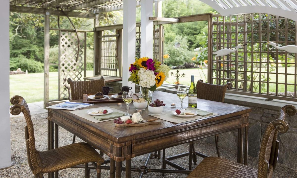 Ledyard Bed & Breakfast | Abbey's Lantern Hill Inn