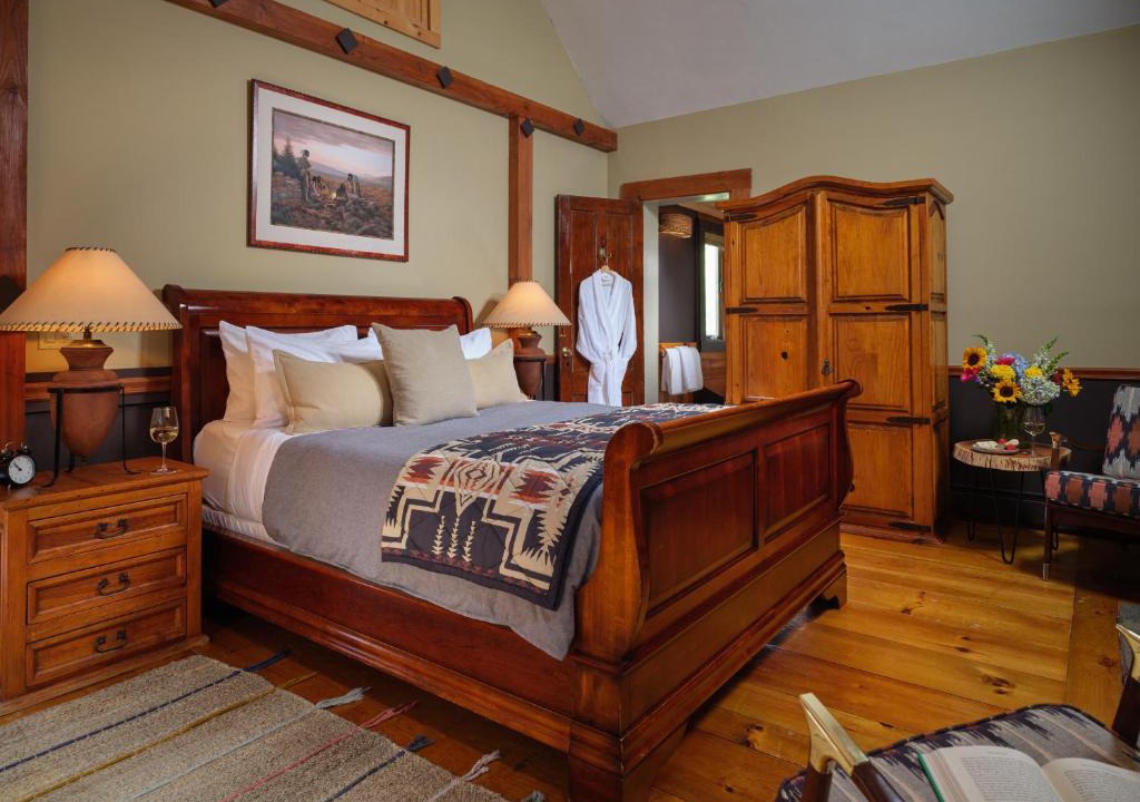 Ledyard Bed & Breakfast | Abbey's Lantern Hill Inn