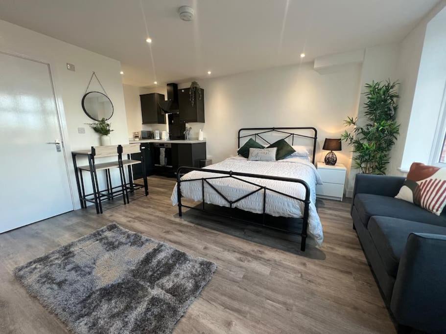 Cribbs Causeway Apartment | Abbotsbury 1 bed studio opposite UWE free parking