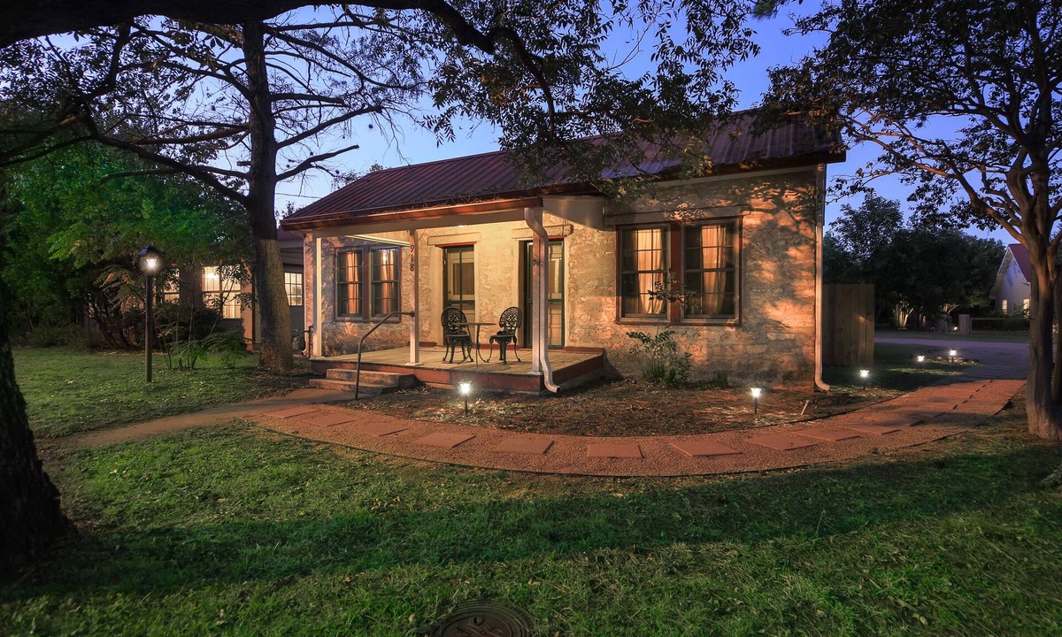 Fredericksburg House | Abby's Place Suite 1 & 2 1880s & 1920s Charm