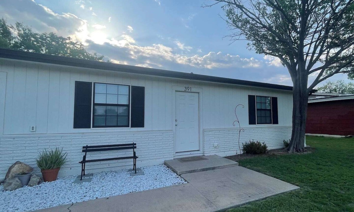 Abilene House | 🏡 Abilene Restful Retreat – 2BR/2BA ✨ Enjoy a cozy and relaxing stay in Abilene. This comfortable home is perfect for families, friends, or business travelers and is conveniently located near restaurants, shopping, and local attractions. 🌟