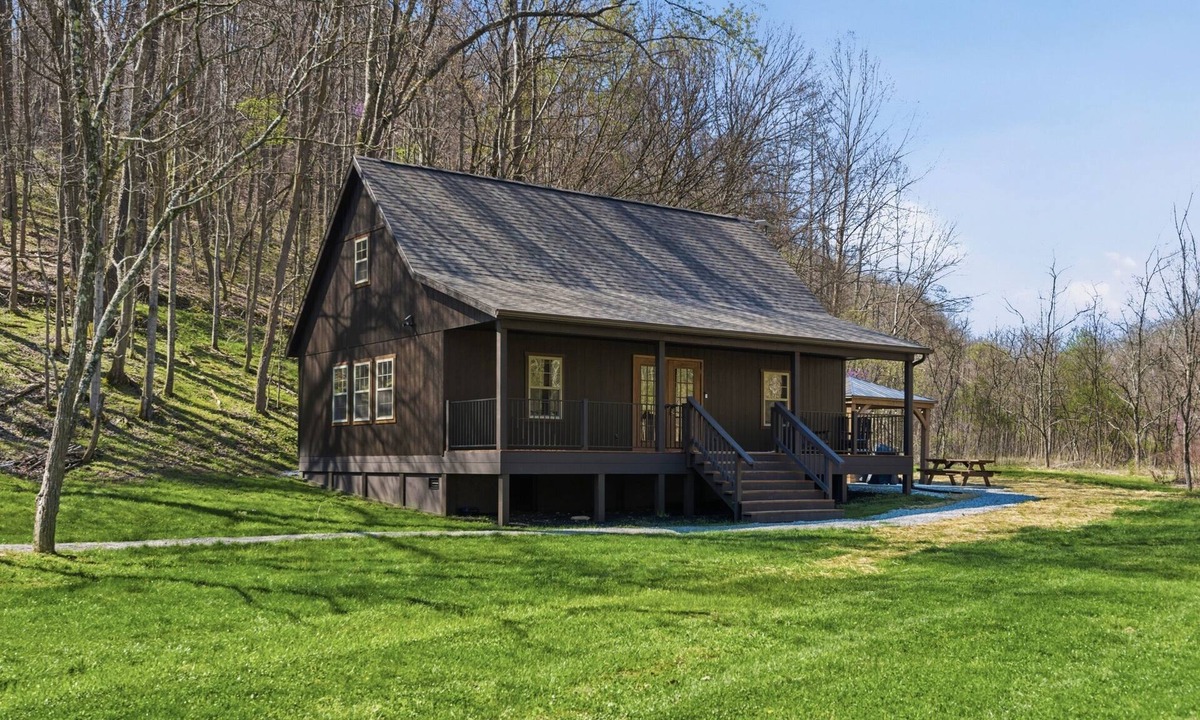 South Bloomingville Cabin | Abode at Blue Creek | NEW Hot Tub, Arcade