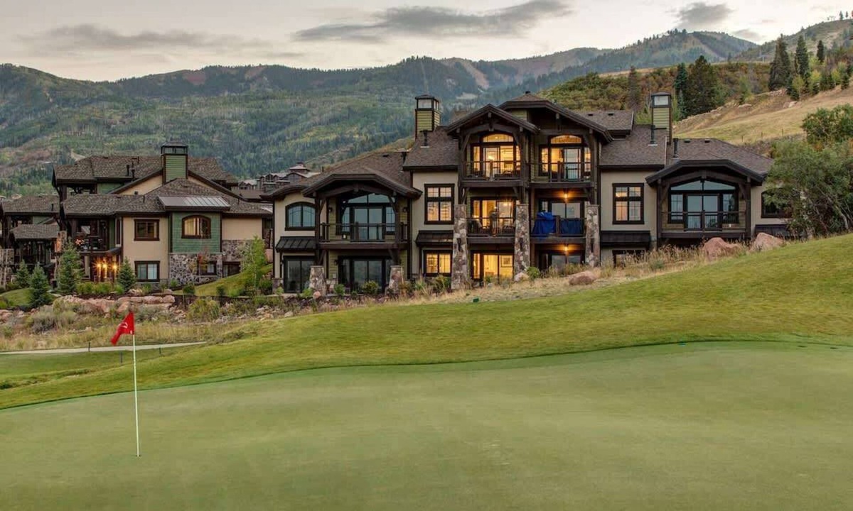 Park City Condo | Abode at Fairway Springs, walk to gondola, canyons shuttle, hot tub