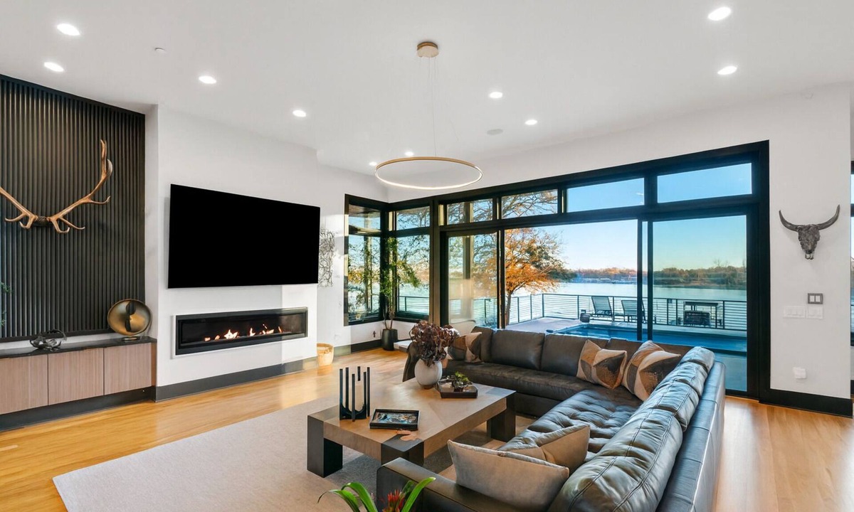 Hendersonville House | Above Glass House on Old Hickory