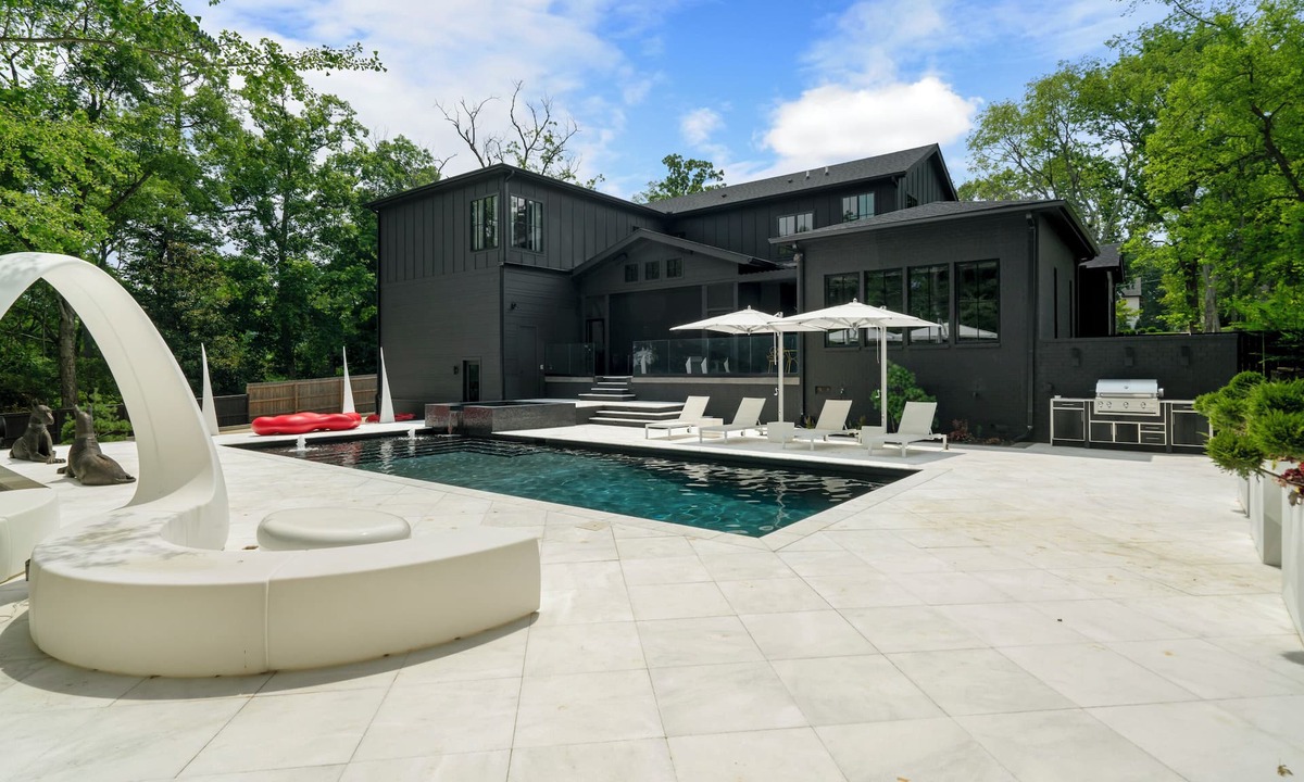 Hillwood House | Above Starburst Estate | Pool | Luxury| Fun I Services