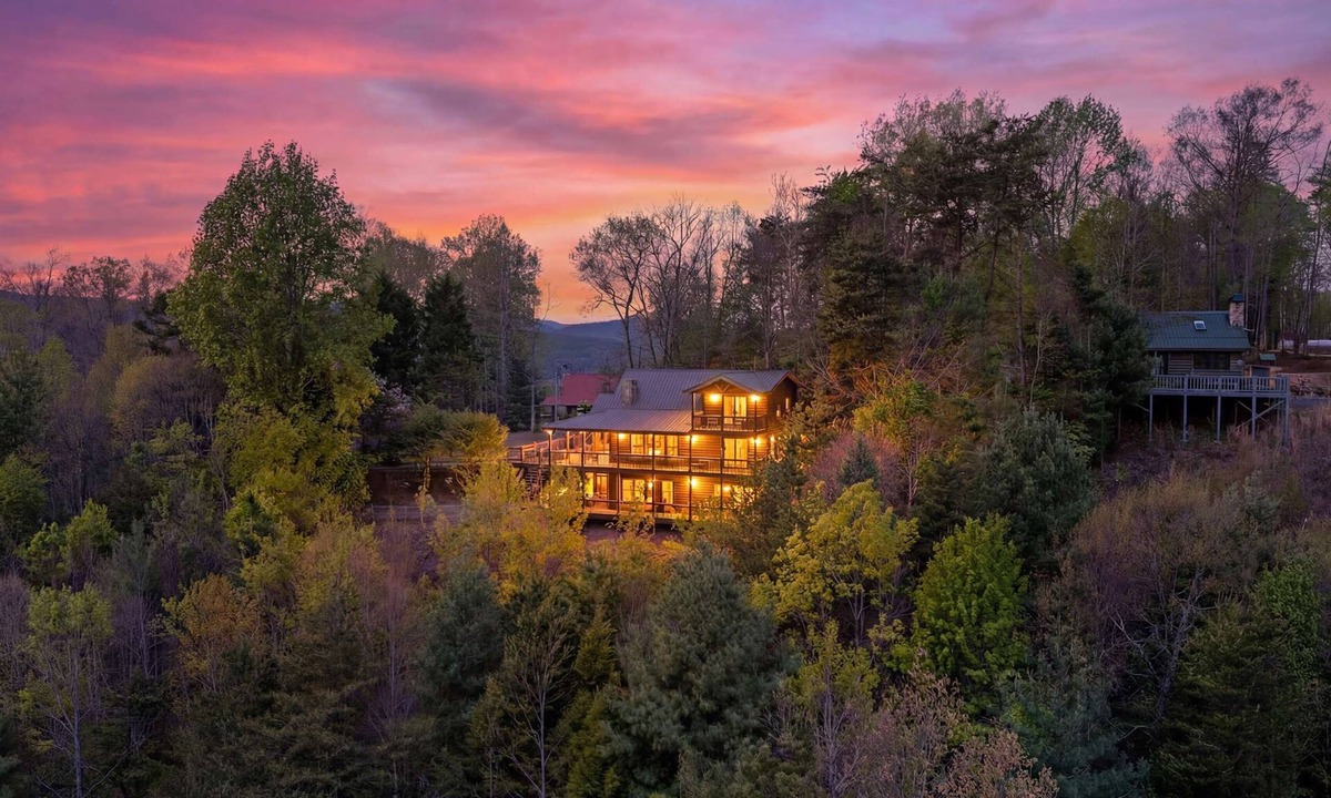 Blue Ridge Cabin | Above The Clouds Cabin: Hot Tub, Mountain Views & Hiking Trails!