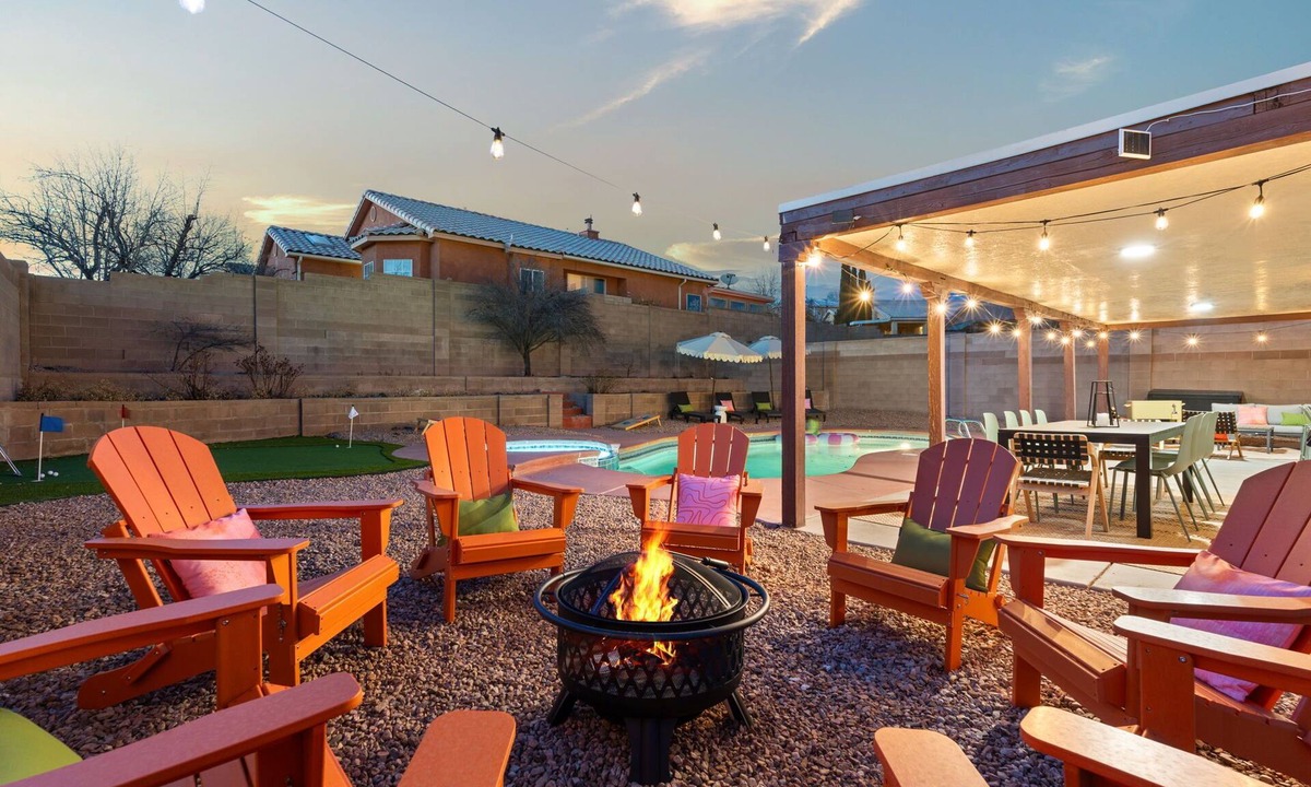 Westside House | ABQ Oasis! Pool and Hot Tub OPEN ALL YEAR!, Game Room, Golf, Great for Reunions!