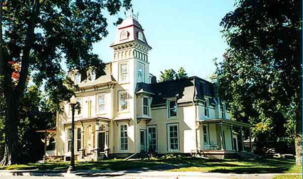 Gananoque Apartment | Absolute 1000 Islands Monthly Suites