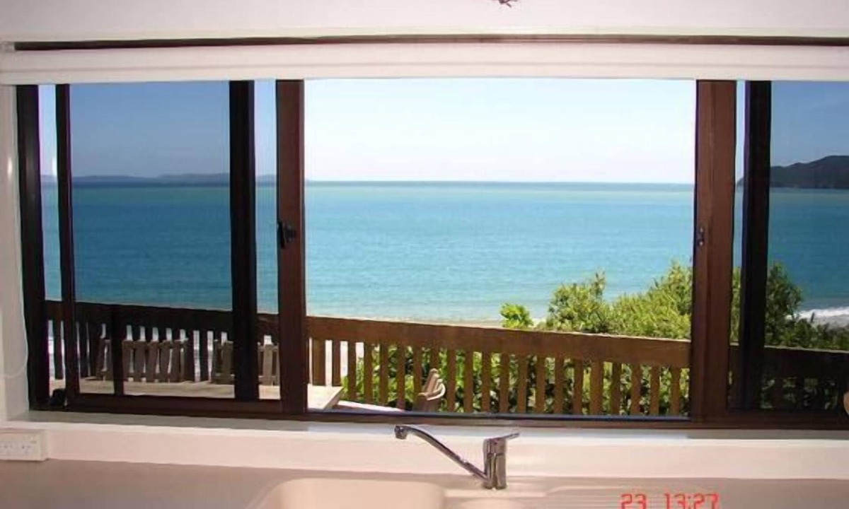 Coopers Beach House | Absolute Beach Front @ Coopers