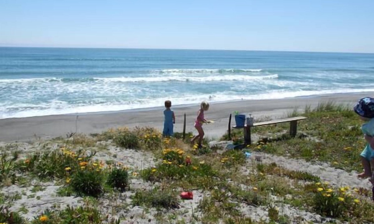 Pukehina House | Absolute Beachfront! - Large, airy, NEW! holiday house