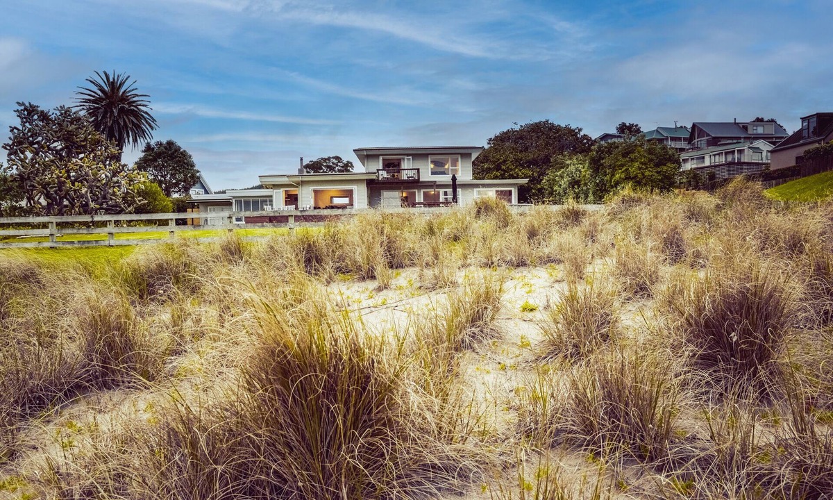 Onemana House | Absolute Beachfront Onemana Pararaiha