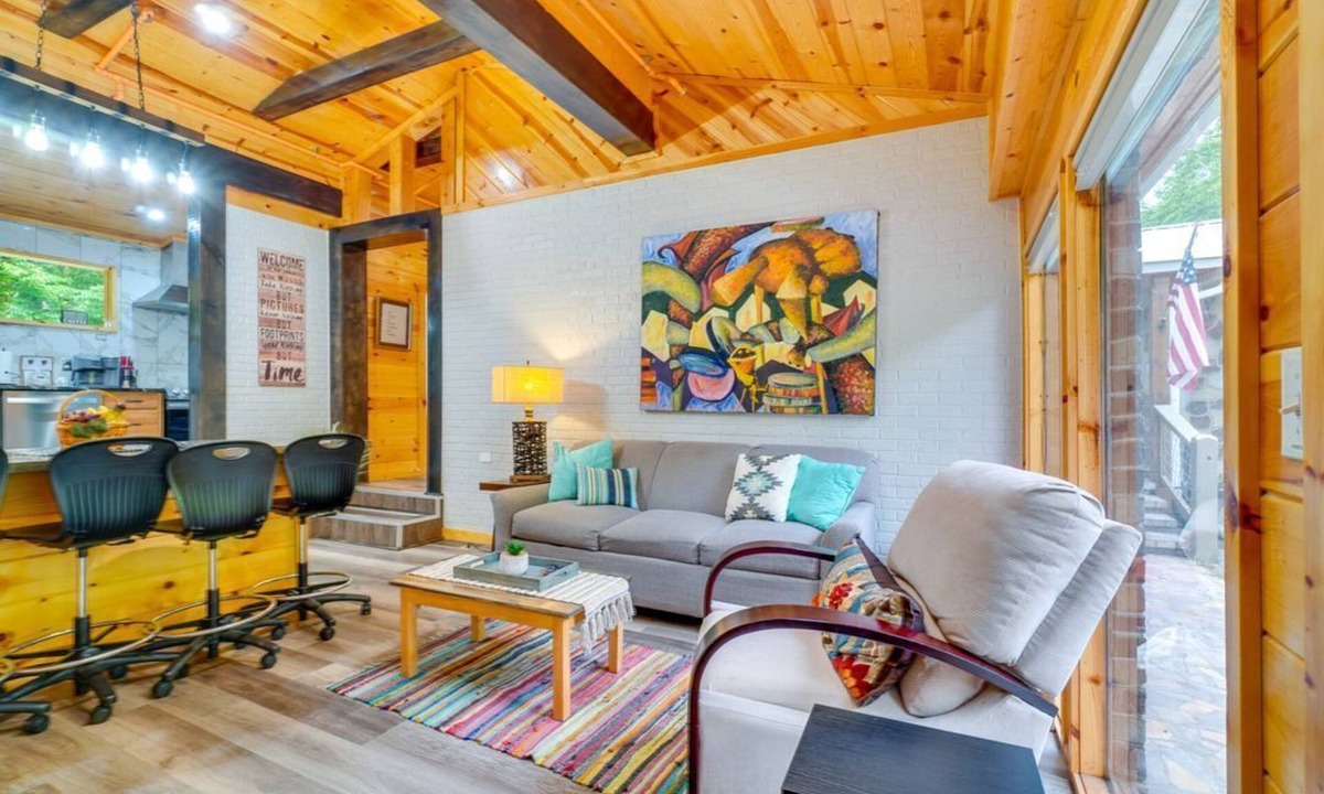 Pigeon Forge Cabin | Absolute Humble Abode, Condo, Sleeps 4, Mins from Dollywood!