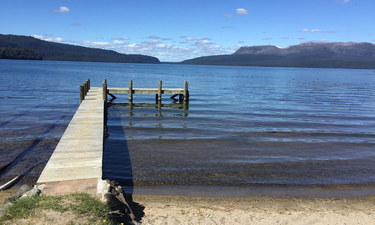 Lake Tarawera House | ABSOLUTE LAKE EDGE , FLAT LAWN, BEACH & JETTY
