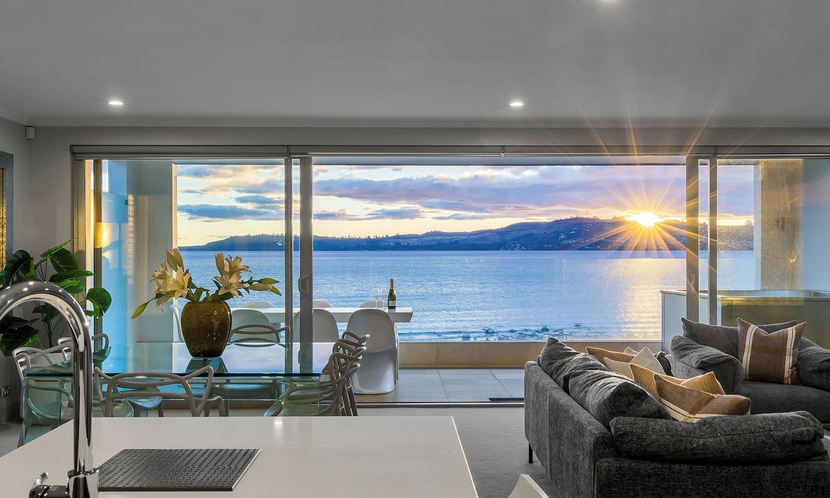 Waipahihi Apartment | Absolute Lakefront - Views, Spa, Pool and Gym