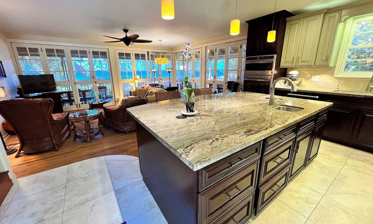 Maunaloa Condo | Absolute Luxury on the Ocean