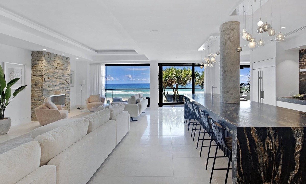 Main Beach Villa | Absolute Main Beach (Heated Pool)